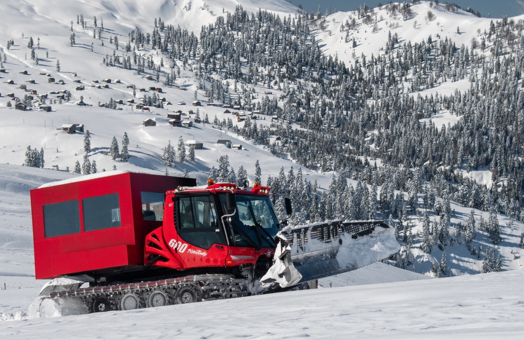 Transfer with a special snow vehicle