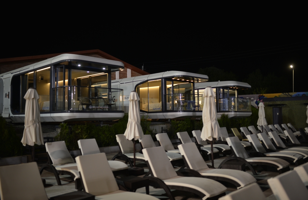 Poolside Capsule