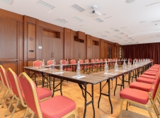 ROUND TABLE ARRANGEMENT
